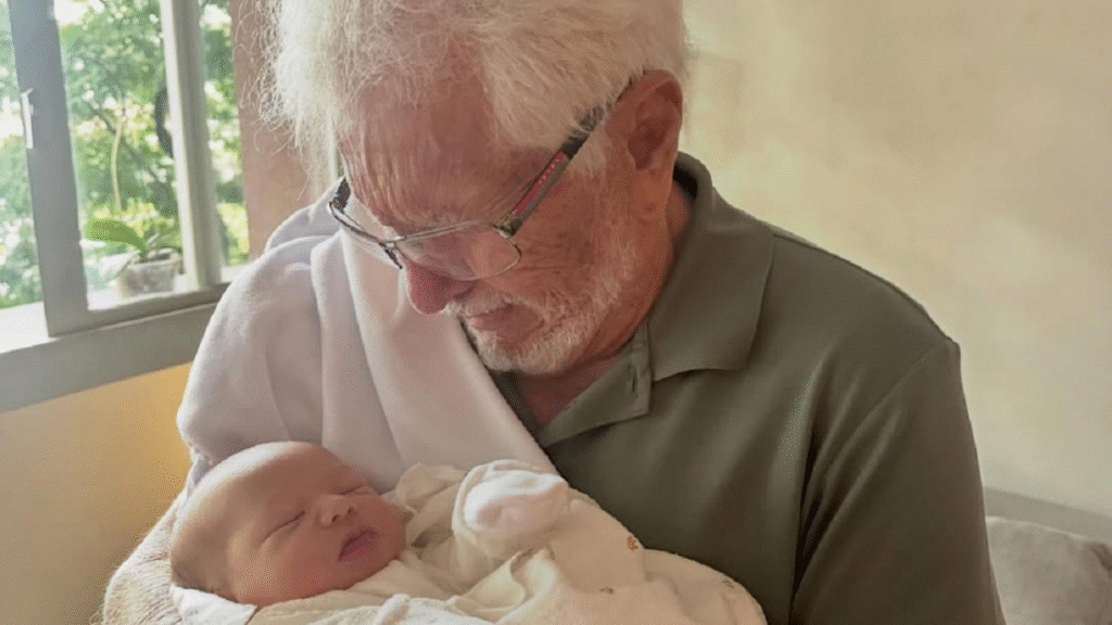 Carlos Alberto de Nóbrega emociona ao conhecer seu bisneto Francisco. Veja o relato do apresentador do SBT aos 90 anos.