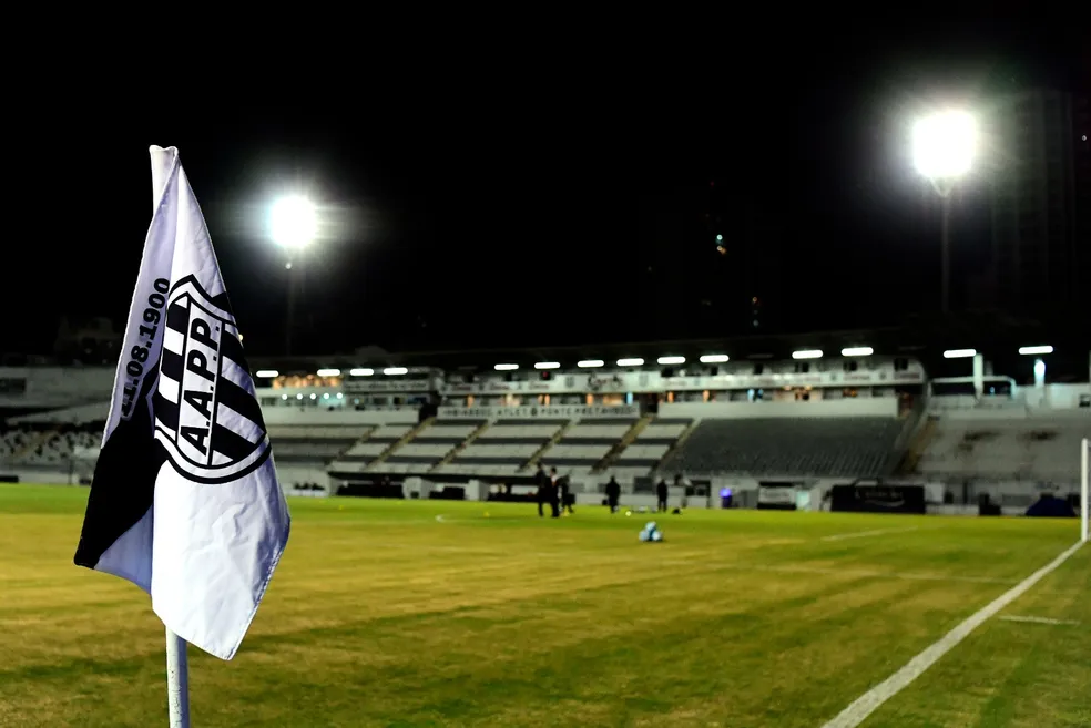 Saiba onde assistir Ponte Preta x Vila Nova ao vivo hoje. Confira as escalações, desfalques e tudo sobre o jogo da Série B.