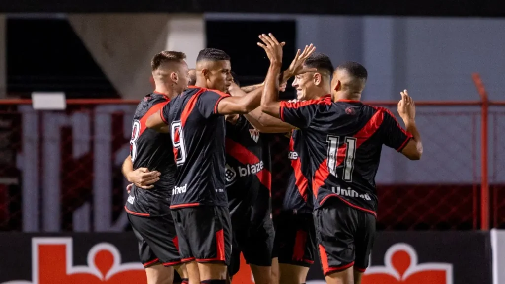 Atlético-GO x Londrina: onde assistir ao vivo o jogo deste domingo (12)