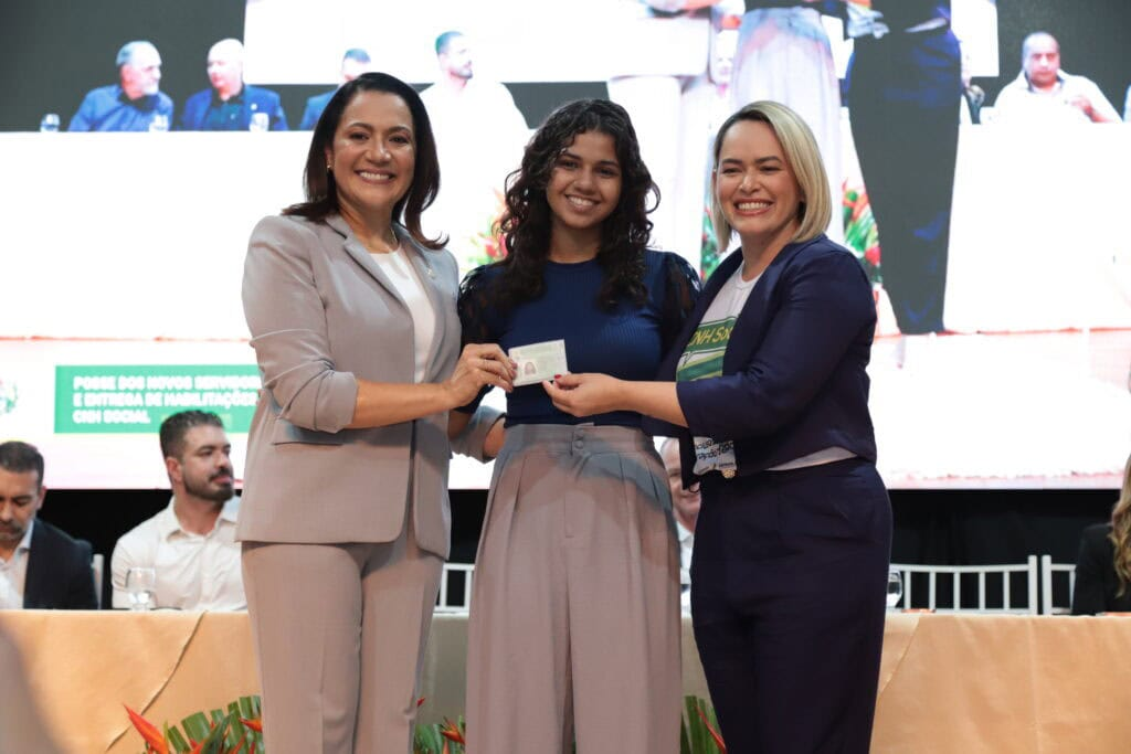 Governadora Mailza Assis e a presidente do Detran, Taynara Martins, fizeram a entrega de 803 CNHs do programa na última quinta-feira, 9. Foto: Renato Beiruth/Detran
