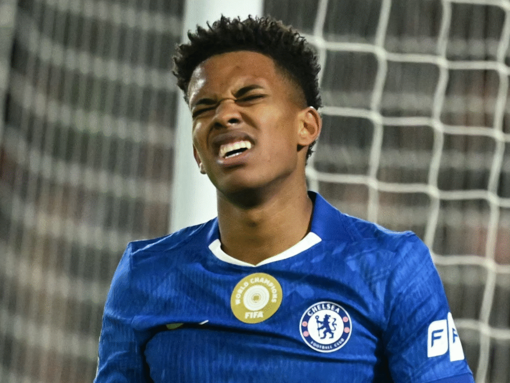 Estêvão tem atuação discreta em derrota do Chelsea. Veja as críticas da imprensa europeia após o clássico.