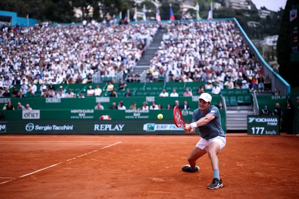 Veja onde assistir João Fonseca x Alejandro Tabilo ao vivo no ATP 500 de Munique nesta terça (14). Confira horário e detalhes.