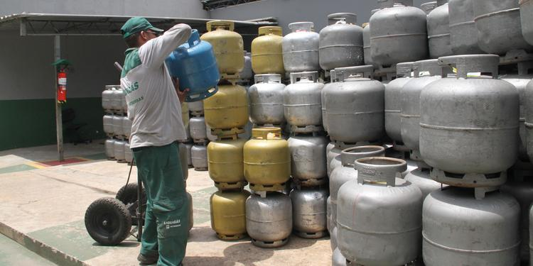 Gás de cozinha fica mais caro em Salvador e pode chegar a R$ 165