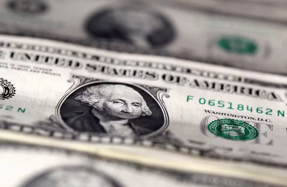 Dólar cai abaixo de R$ 5 com tensões entre Estados Unidos e Irã