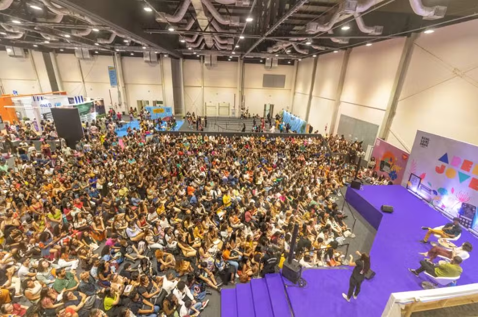 Bienal do Livro Bahia 2026 começa nesta quarta (15). Veja destaques como Julia Quinn e Ailton Krenak em Salvador.