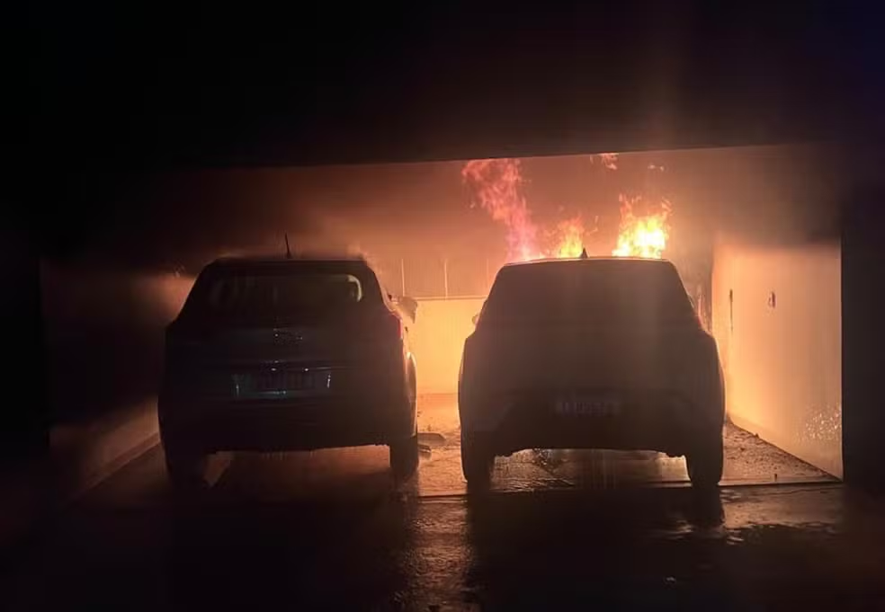Carro elétrico pega fogo durante carregamento em garagem de Palmas. Veja detalhes da ocorrência e causas prováveis.