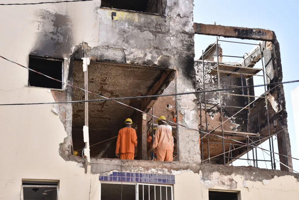 Defesa Civil libera parte de prédio atingido por explosão no Stiep. Lado esquerdo segue isolado por segurança.