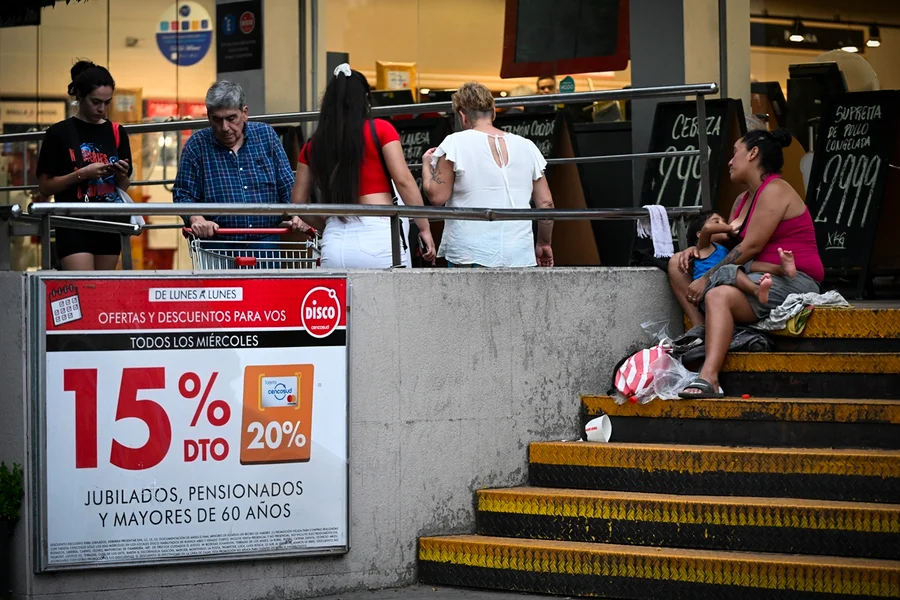 Carne de burro ganha espaço na Argentina como alternativa barata à carne bovina em meio à crise econômica atual.