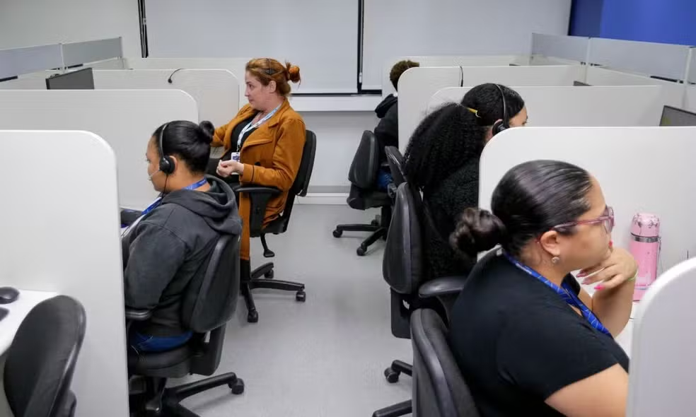 Konecta abre 200 vagas de emprego com salários de até R$ 2.821,45 e benefícios. Saiba como se inscrever agora.