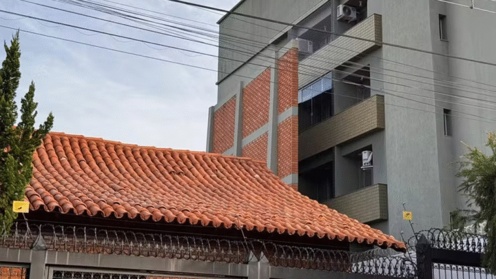 Paredão mineiro que isola casa de edifício luxuoso vira ponto turístico