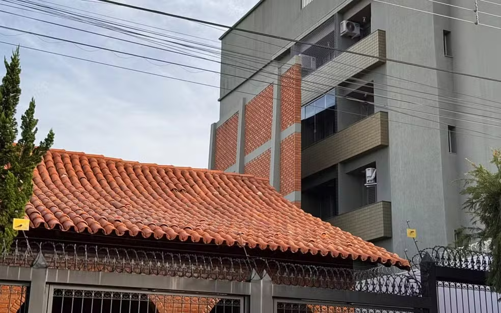 Paredão mineiro que isola casa de edifício luxuoso vira ponto turístico