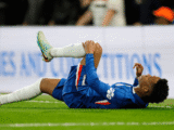Estêvão sente lesão durante jogo entre Chelsea e Manchester United - Foto: John Walton/PA Images via Getty Images