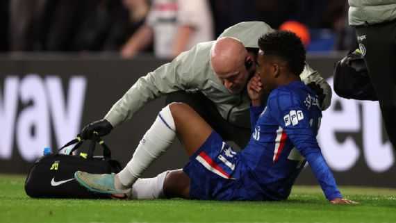 Estêvão sofre lesão na coxa em jogo do Chelsea e vira dúvida para a Seleção Brasileira. Confira o prazo de retorno.