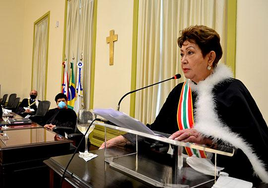 Magistrada cita regime de escravidão ao criticar fim de penduricalhos