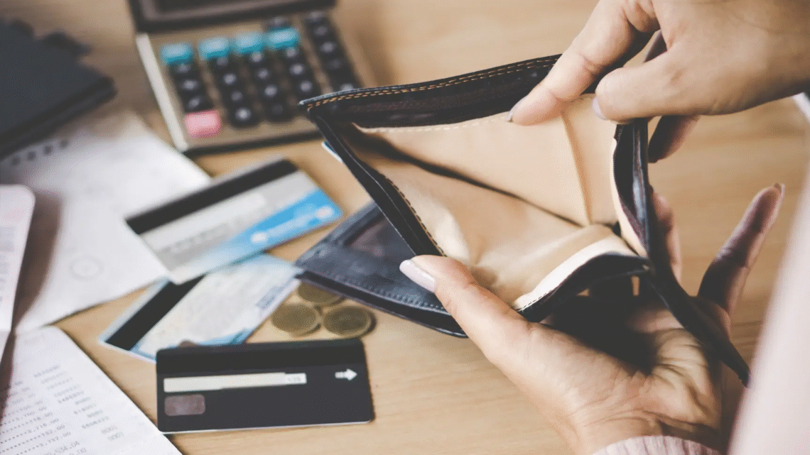 Pesquisa aponta que 2 em cada 3 brasileiros estão endividados