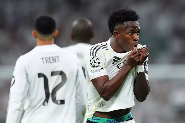 Vini Jr enfrenta crise no Real Madrid. Jornal aponta que comportamento do atacante estaria causando forte incômodo entre os companheiros.