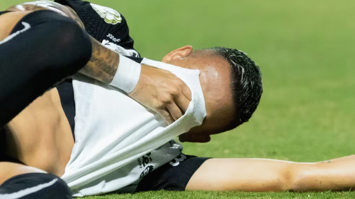 Atacante do Corinthians sai chorando e preocupa departamento médico