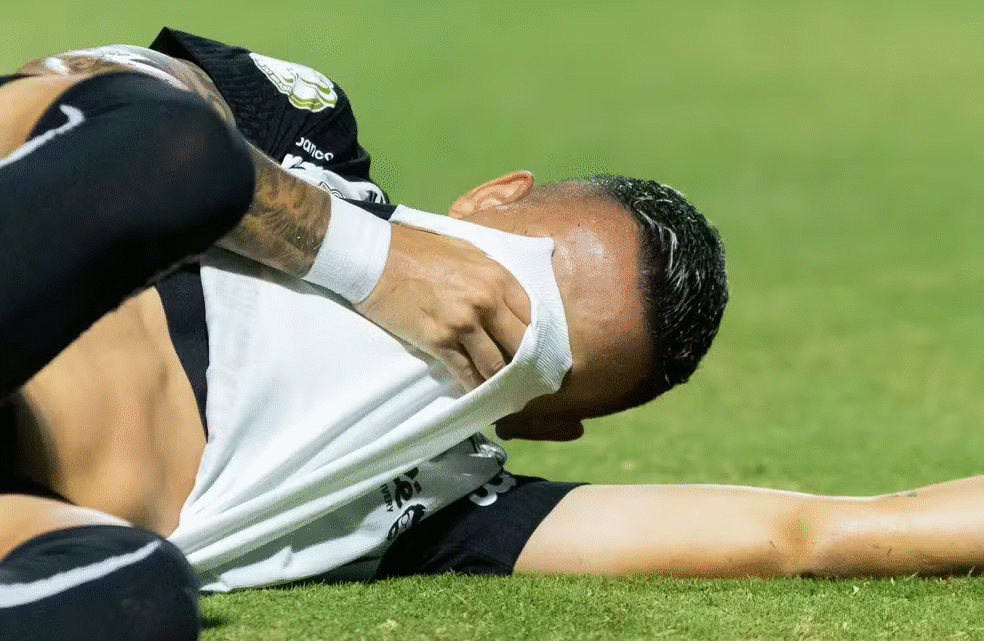 Atacante do Corinthians sai chorando e preocupa departamento médico