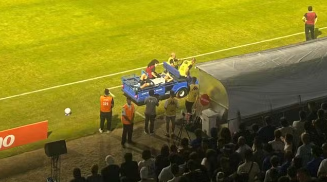 Atacante Kayke, do Corinthians, sofre lesão no joelho contra o Barra nesta terça (21) e sai chorando de campo. Confira os detalhes.