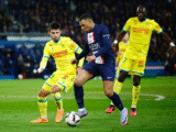 Mbappé tenta fugir da marcação durante jogo do Francês entre PSG e Nantes - Foto: REUTERS/Sarah Meyssonnier
