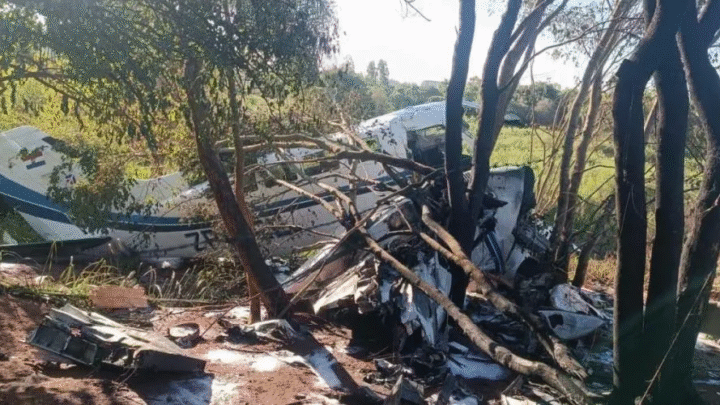 Avião com R$ 15 milhões cai no Paraguai e carga é saqueada