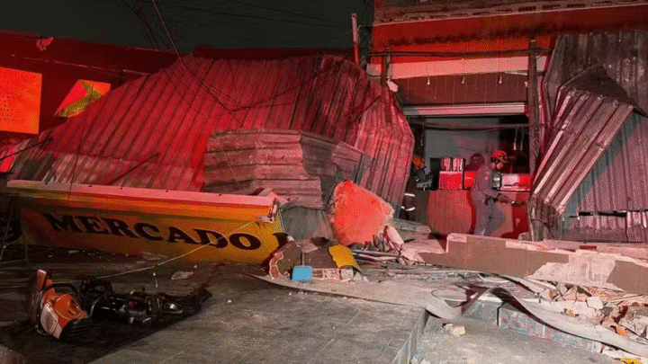 Desabamento no Capão Redondo: teto de imóvel cai e mobiliza bombeiros