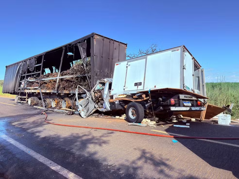 Pai e filho morrem em grave acidente na MG-428, em Sacramento, após baterem em carreta parada. Veja os detalhes da tragédia nesta quinta (23).