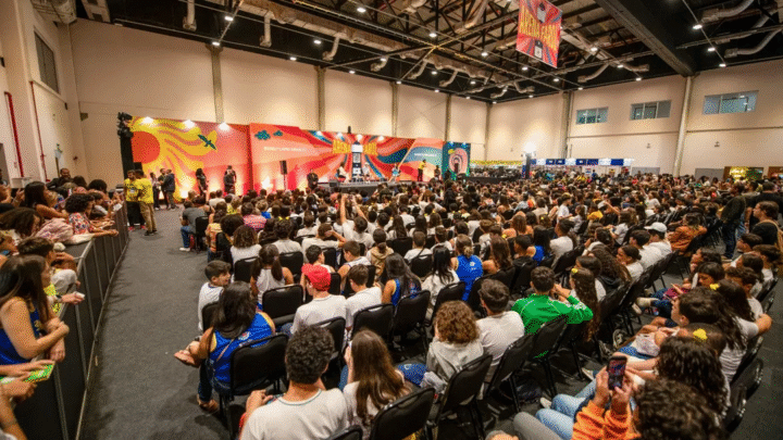 Bienal do Livro bate recorde histórico com 130 mil visitantes
