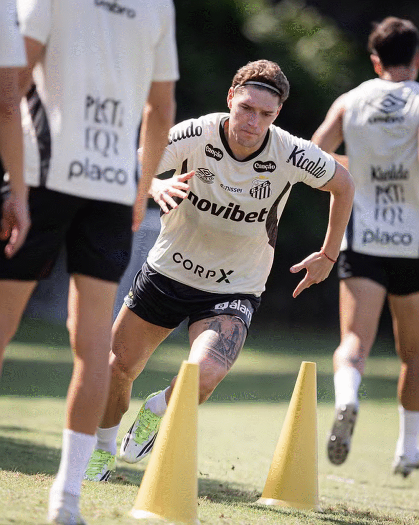 Escalação do Santos: veja as 7 mudanças de Cuca para enfrentar o Bahia pelo Brasileirão. Rollheiser entra na vaga de Neymar.