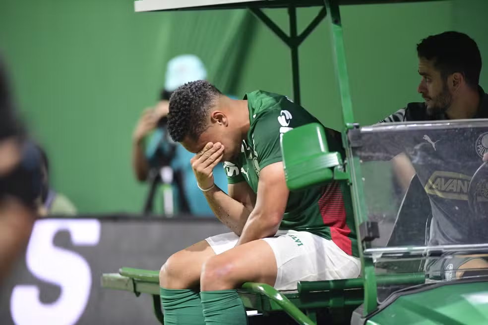 Vitor Roque vai passar por cirurgia no tornozelo e desfalca o Palmeiras até o fim da Copa. Saiba detalhes da lesão nesta sexta (24).
