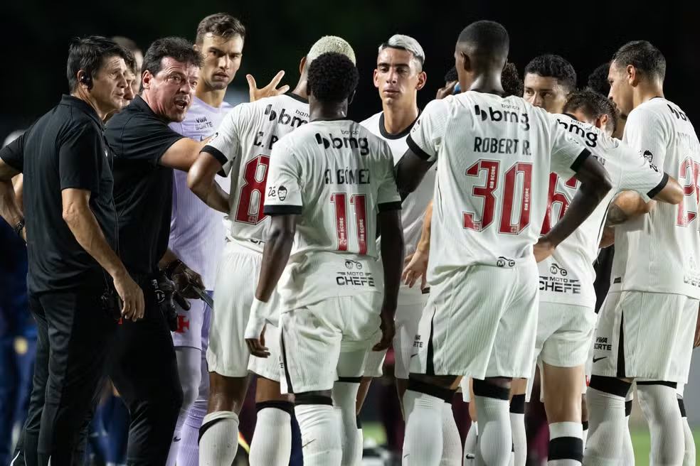 Vasco enfrenta Diniz neste domingo (26). Confira como estão Saldivia, Rojas e outros jogadores indicados pelo técnico ao clube.