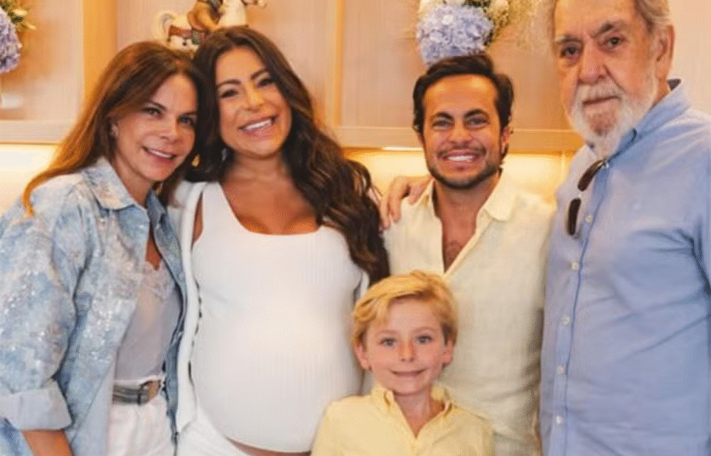 Sula Miranda faz aparição rara em fotos de família na maternidade