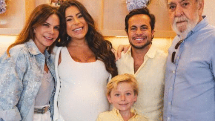 Sula Miranda faz aparição rara em fotos de família na maternidade