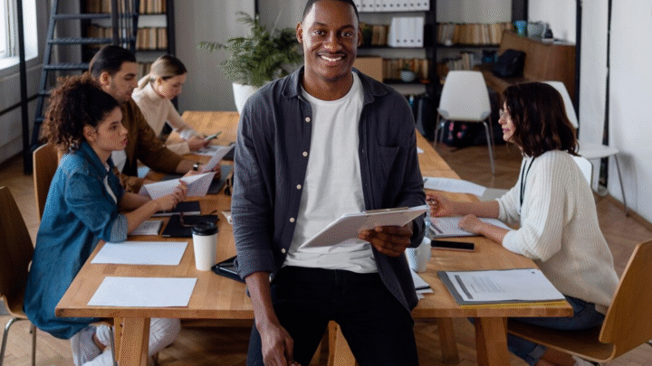 Estagiários podem ter direito a bolsa-auxílio de um salário mínimo