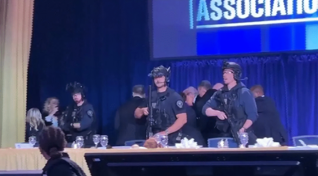 Trump: presidente é retirado às pressas pelo Serviço Secreto após tiros em jantar neste sábado (25). Veja detalhes da segurança.