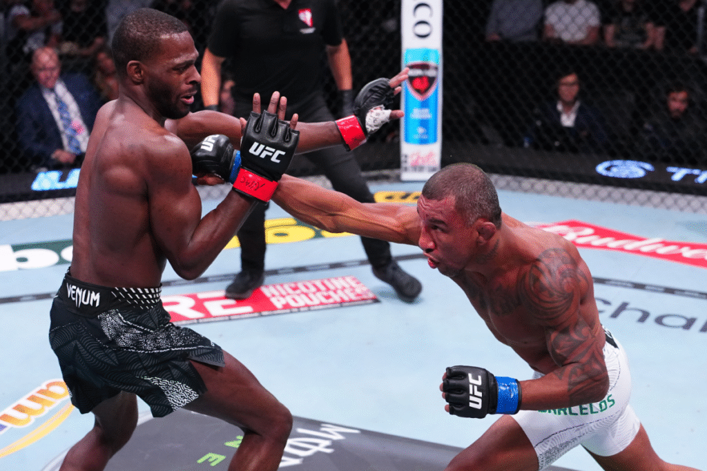 Raoni Barcelos: brasileiro vence Montel Jackson no UFC Vegas 116 e atinge 5ª vitória seguida. Veja detalhes da luta deste sábado (25).