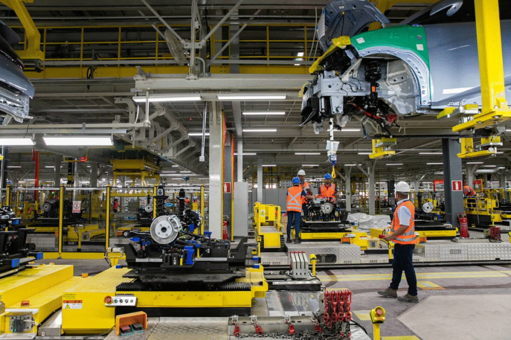 BYD: montadora abre 1.654 vagas em Camaçari para operar 24h. Veja como se inscrever via SineBahia e CIAT para cargos técnicos.