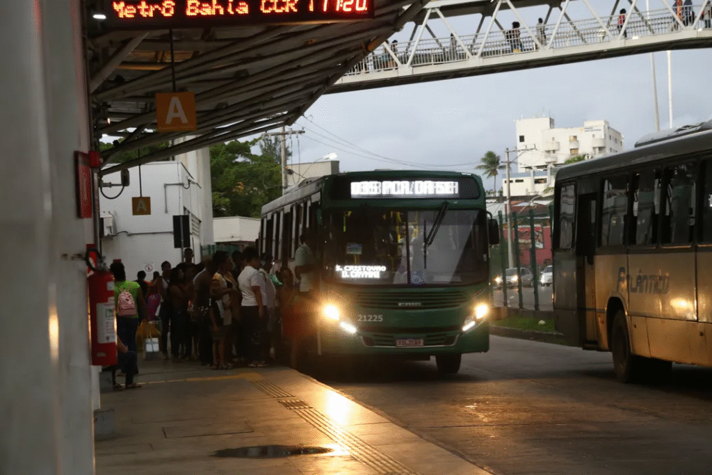 novos ônibus: Salvador abre licitação para 226 veículos modernos Euro VI com investimento de R$ 264 milhões. Veja o prazo de chegada.