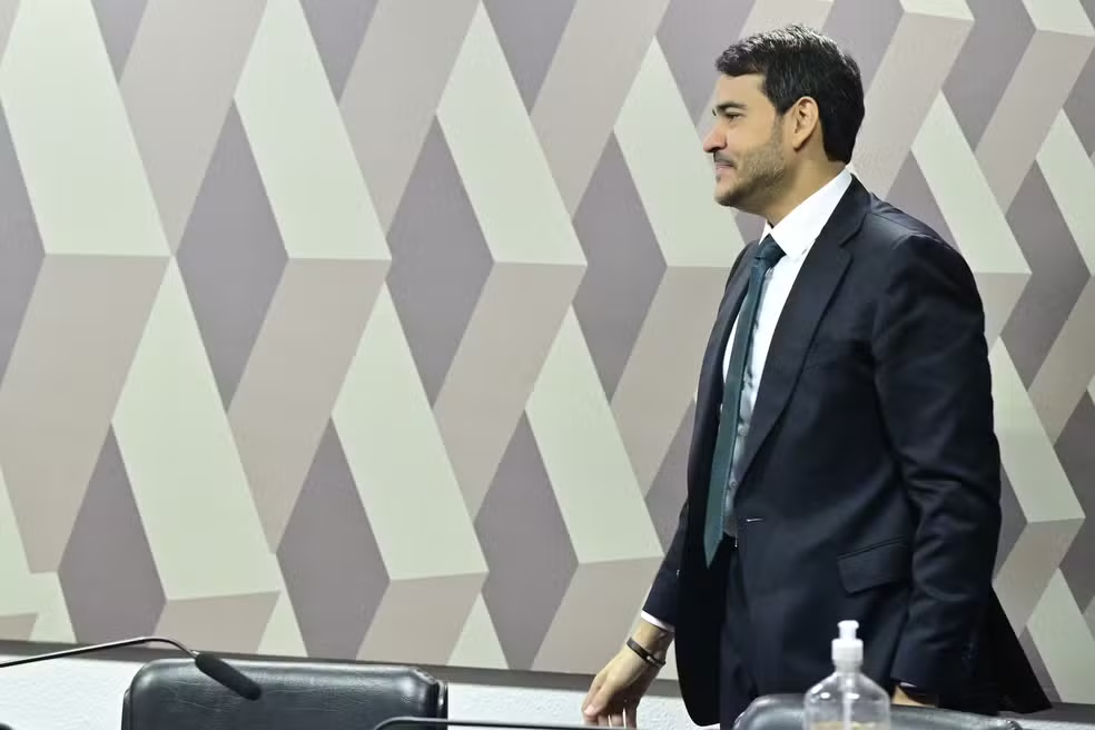 Caetano Veloso: senador Otto Alencar desmente fake news sobre armas no Senado nesta quarta (29). Cantor agradeceu a correção.
