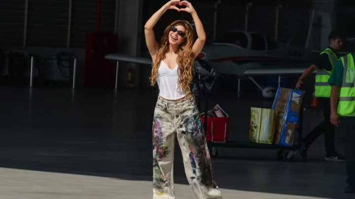Shakira desembarca no Rio de Janeiro para show em Copacabana