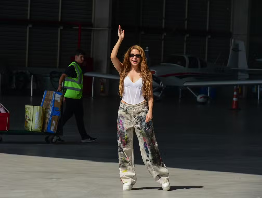 Shakira chega ao Rio para show em Copacabana nesta quarta (29). Veja fotos do desembarque e detalhes da estrutura do palco.