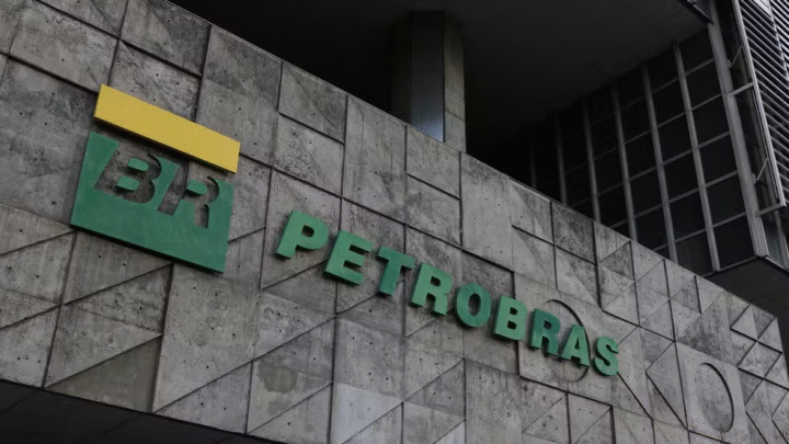 Petrobras projeta reajuste no preço da gasolina se não houver redução de tributos