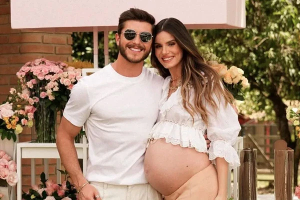 Klebber Todelo e Camila Queiroz grávida - Foto: Reprodução/Redes Sociais