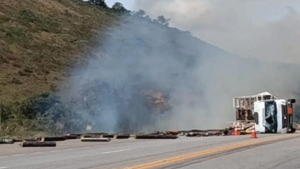 Caminhão com oxigênio tomba e causa incêndio na BR-040