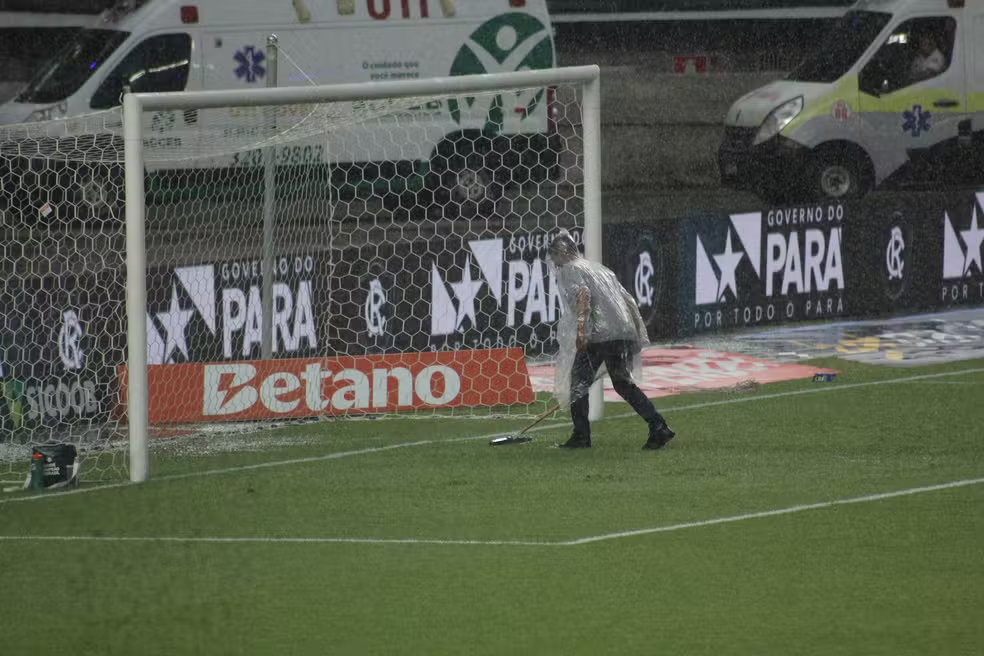 Chuva em Belém afeta jogos de Remo e Paysandu neste fim de semana. Veja a situação do Mangueirão e da Curuzu após os temporais que alagaram os gramados.