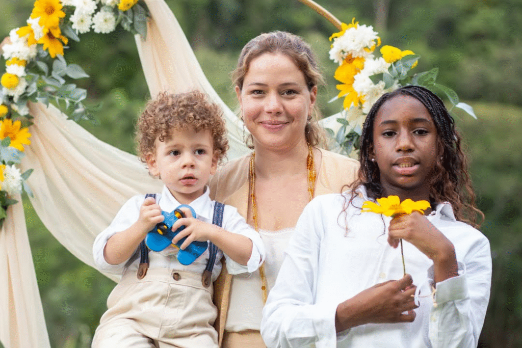 Leandra Leal encanta a web ao mostrar fotos raras dos filhos Júlia e Damião neste Dia das Mães. Veja os registros e a declaração da atriz.