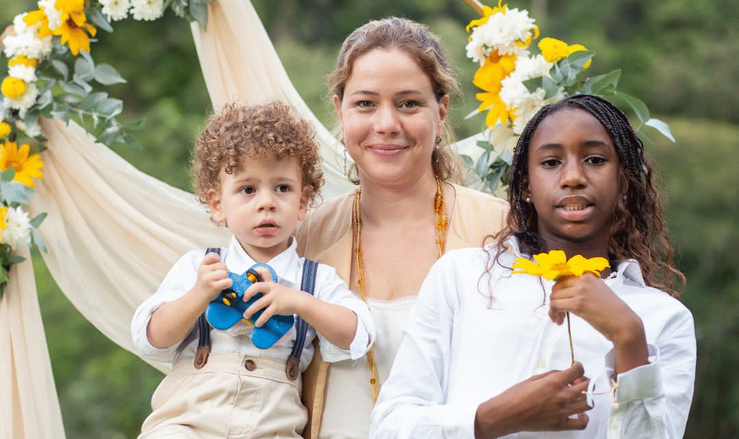 Leandra Leal compartilha fotos raras com os filhos no Dia das Mães
