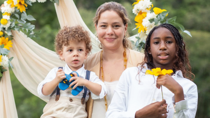 Leandra Leal compartilha fotos raras com os filhos no Dia das Mães