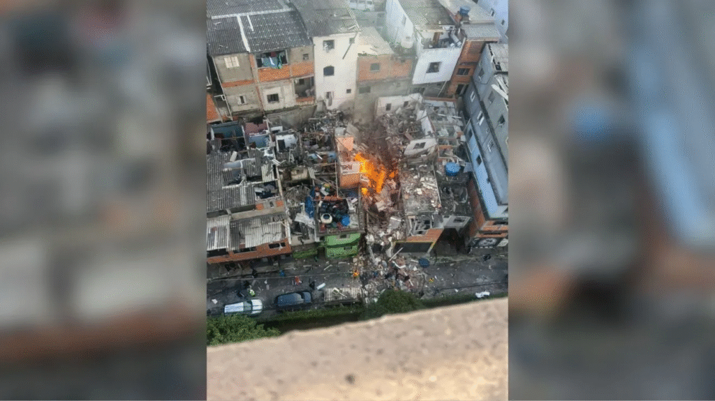 Explosão na zona oeste de São Paulo destrói casas e deixa feridos no Jaguaré. Bombeiros buscam por soterrado e investigam vazamento de gás.