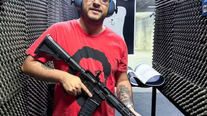 Diego Quaquá, presidente do PT-RJ, posa com armas e inicia registro de CAC